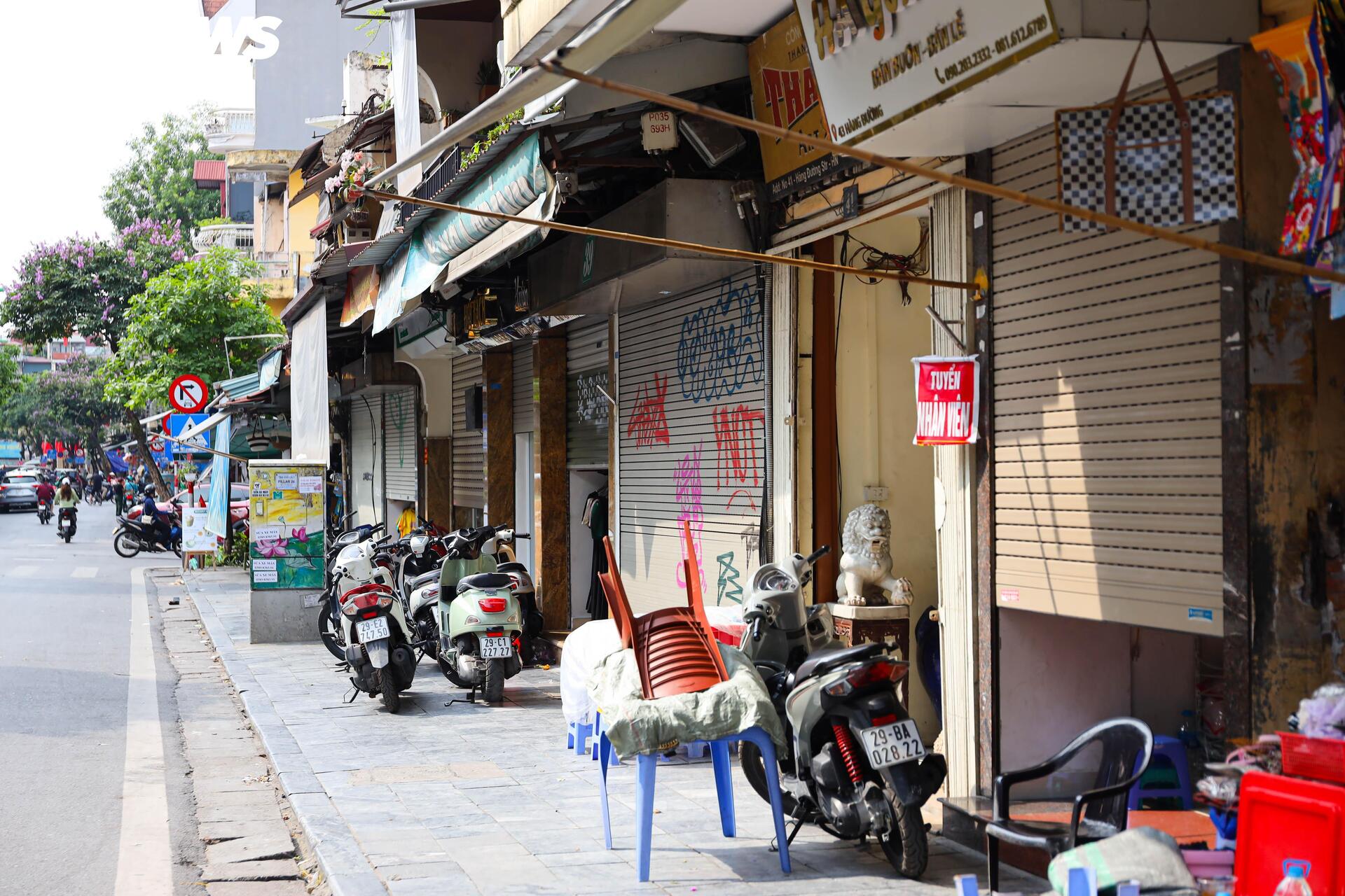 Nhiều gian hàng 'hái ra tiền' trên phố cổ Hà Nội đồng loạt đóng cửa- Ảnh 6. Nhiều gian hàng 'hái ra tiền' trên phố cổ Hà Nội đồng loạt đóng cửa- Ảnh 6.