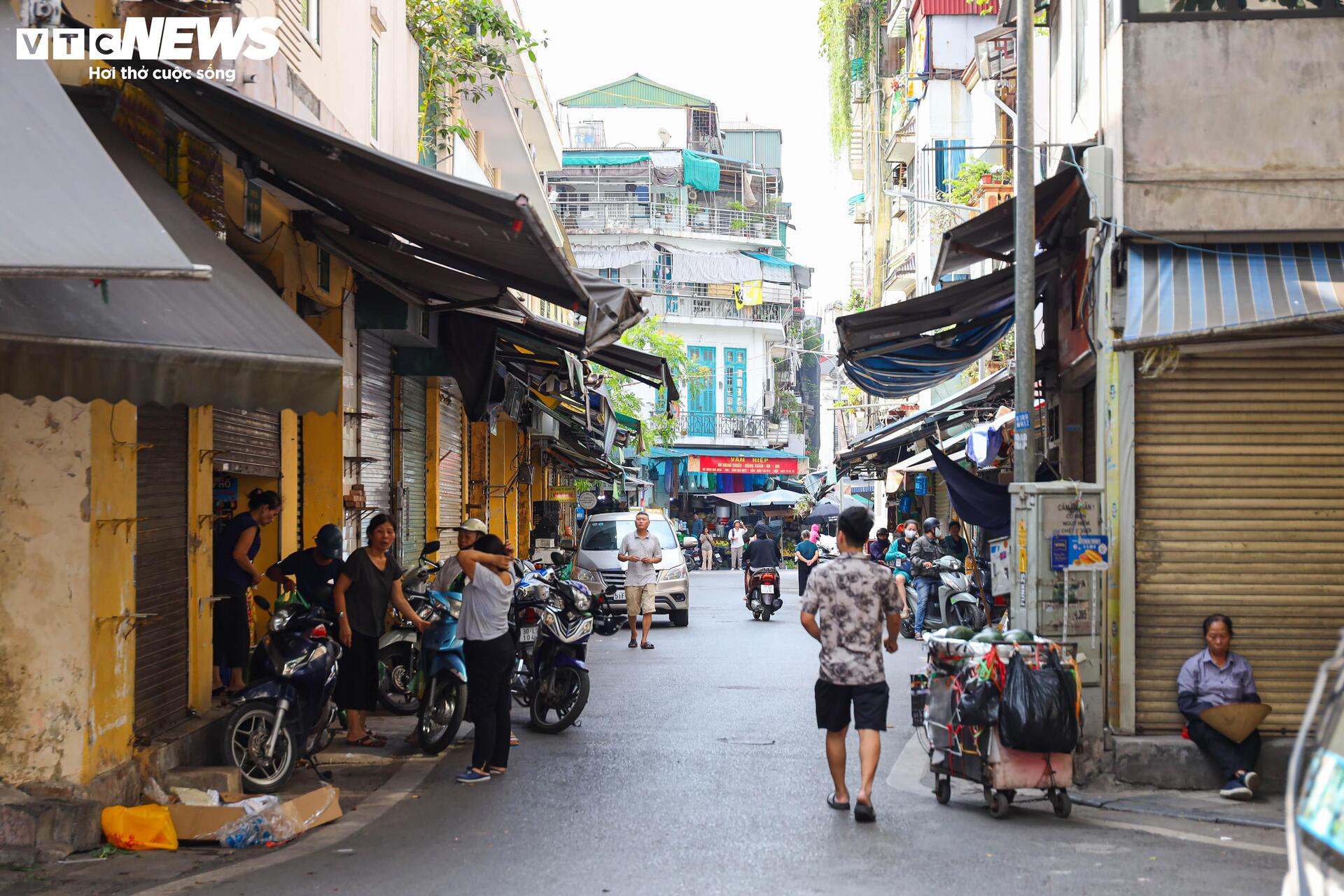 Nhiều gian hàng 'hái ra tiền' trên phố cổ Hà Nội đồng loạt đóng cửa- Ảnh 13. Nhiều gian hàng 'hái ra tiền' trên phố cổ Hà Nội đồng loạt đóng cửa- Ảnh 13.