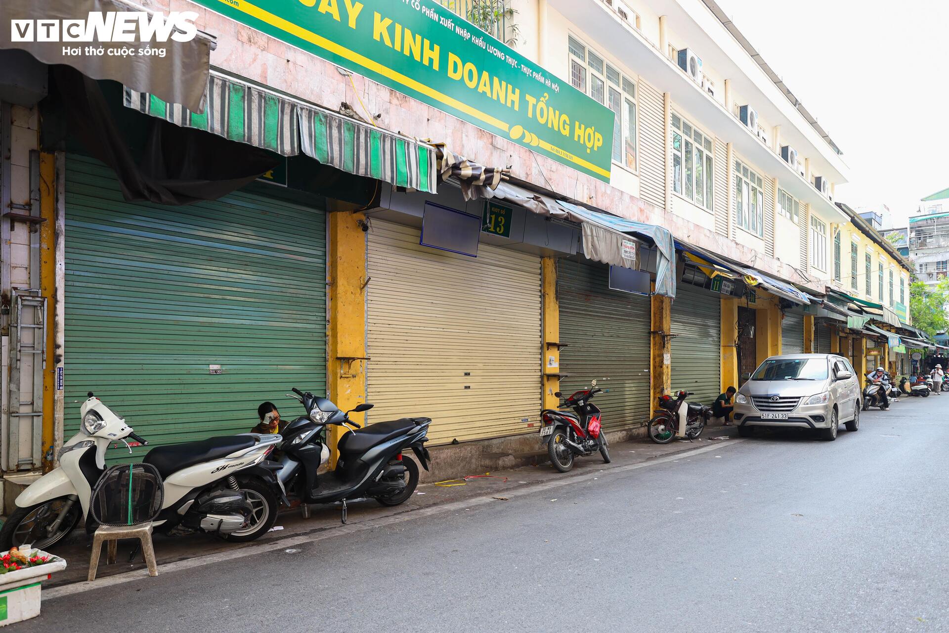 Nhiều gian hàng 'hái ra tiền' trên phố cổ Hà Nội đồng loạt đóng cửa- Ảnh 14. Nhiều gian hàng 'hái ra tiền' trên phố cổ Hà Nội đồng loạt đóng cửa- Ảnh 14.
