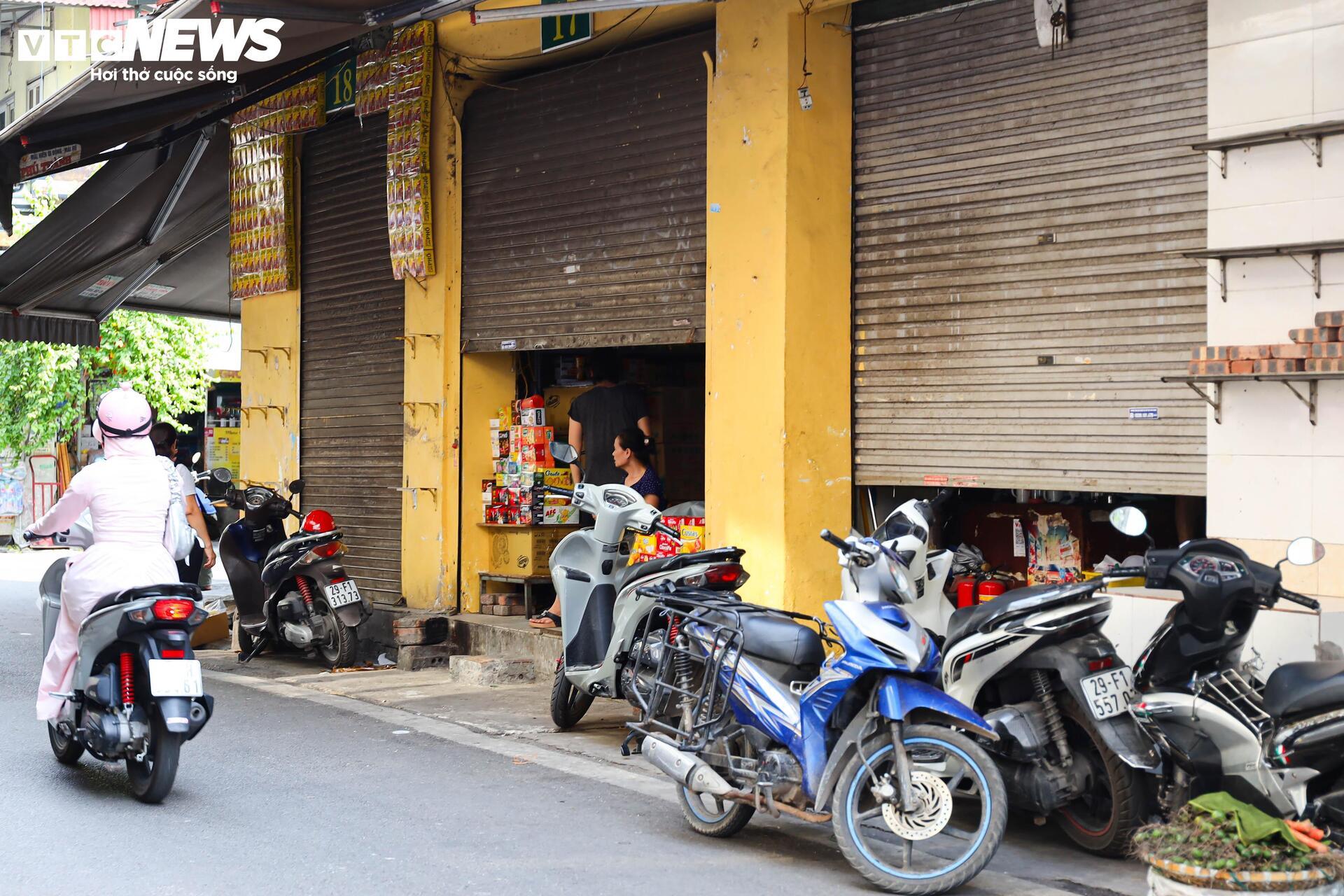 Nhiều gian hàng 'hái ra tiền' trên phố cổ Hà Nội đồng loạt đóng cửa- Ảnh 16. Nhiều gian hàng 'hái ra tiền' trên phố cổ Hà Nội đồng loạt đóng cửa- Ảnh 16.