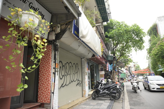 Hàng loạt gian hàng giữa "đất vàng" phố cổ Hà Nội đồng loạt im lìm lạ thường, một chủ nhà lên tiếng bất ngờ về "hàng nhái"- Ảnh 10. Hàng loạt gian hàng giữa "đất vàng" phố cổ Hà Nội đồng loạt im lìm lạ thường, một chủ nhà lên tiếng bất ngờ về "hàng nhái"- Ảnh 10.