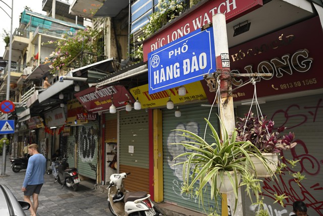 Hàng loạt gian hàng giữa "đất vàng" phố cổ Hà Nội đồng loạt im lìm lạ thường, một chủ nhà lên tiếng bất ngờ về "hàng nhái"- Ảnh 4. Hàng loạt gian hàng giữa "đất vàng" phố cổ Hà Nội đồng loạt im lìm lạ thường, một chủ nhà lên tiếng bất ngờ về "hàng nhái"- Ảnh 4.