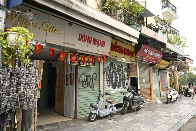 Hàng loạt gian hàng giữa "đất vàng" phố cổ Hà Nội đồng loạt im lìm lạ thường, một chủ nhà lên tiếng bất ngờ về "hàng nhái"- Ảnh 5. Hàng loạt gian hàng giữa "đất vàng" phố cổ Hà Nội đồng loạt im lìm lạ thường, một chủ nhà lên tiếng bất ngờ về "hàng nhái"- Ảnh 5.