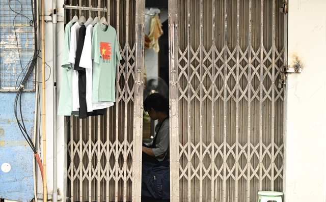 Hàng loạt gian hàng giữa "đất vàng" phố cổ Hà Nội đồng loạt im lìm lạ thường, một chủ nhà lên tiếng bất ngờ về "hàng nhái"- Ảnh 7. Hàng loạt gian hàng giữa "đất vàng" phố cổ Hà Nội đồng loạt im lìm lạ thường, một chủ nhà lên tiếng bất ngờ về "hàng nhái"- Ảnh 7.