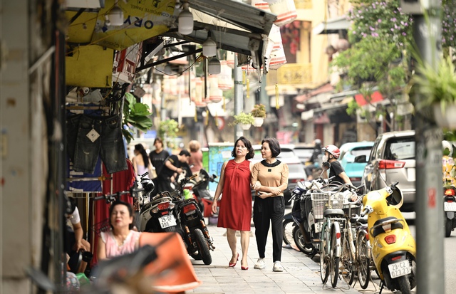 Hàng loạt gian hàng giữa "đất vàng" phố cổ Hà Nội đồng loạt im lìm lạ thường, một chủ nhà lên tiếng bất ngờ về "hàng nhái"- Ảnh 3. Hàng loạt gian hàng giữa "đất vàng" phố cổ Hà Nội đồng loạt im lìm lạ thường, một chủ nhà lên tiếng bất ngờ về "hàng nhái"- Ảnh 3.