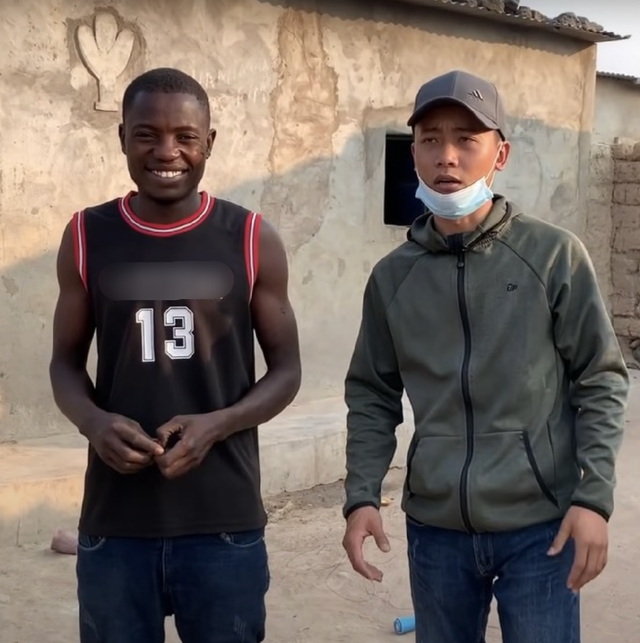 Nhân vật bản địa "giàu" nhất team châu Phi sa cơ, tìm hướng tự sinh tồn: Netizen nói thẳng 1 điều- Ảnh 1. Nhân vật bản địa "giàu" nhất team châu Phi sa cơ, tìm hướng tự sinh tồn: Netizen nói thẳng 1 điều- Ảnh 1.