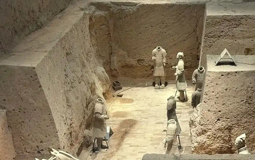 Có người nhảy vào hố Binh mã dõng: “Kỳ quan thứ 8 của thế giới” ở Trung Quốc tổn hại không thể đảo ngược- Ảnh 1. Có người nhảy vào hố Binh mã dõng: “Kỳ quan thứ 8 của thế giới” ở Trung Quốc tổn hại không thể đảo ngược- Ảnh 1.