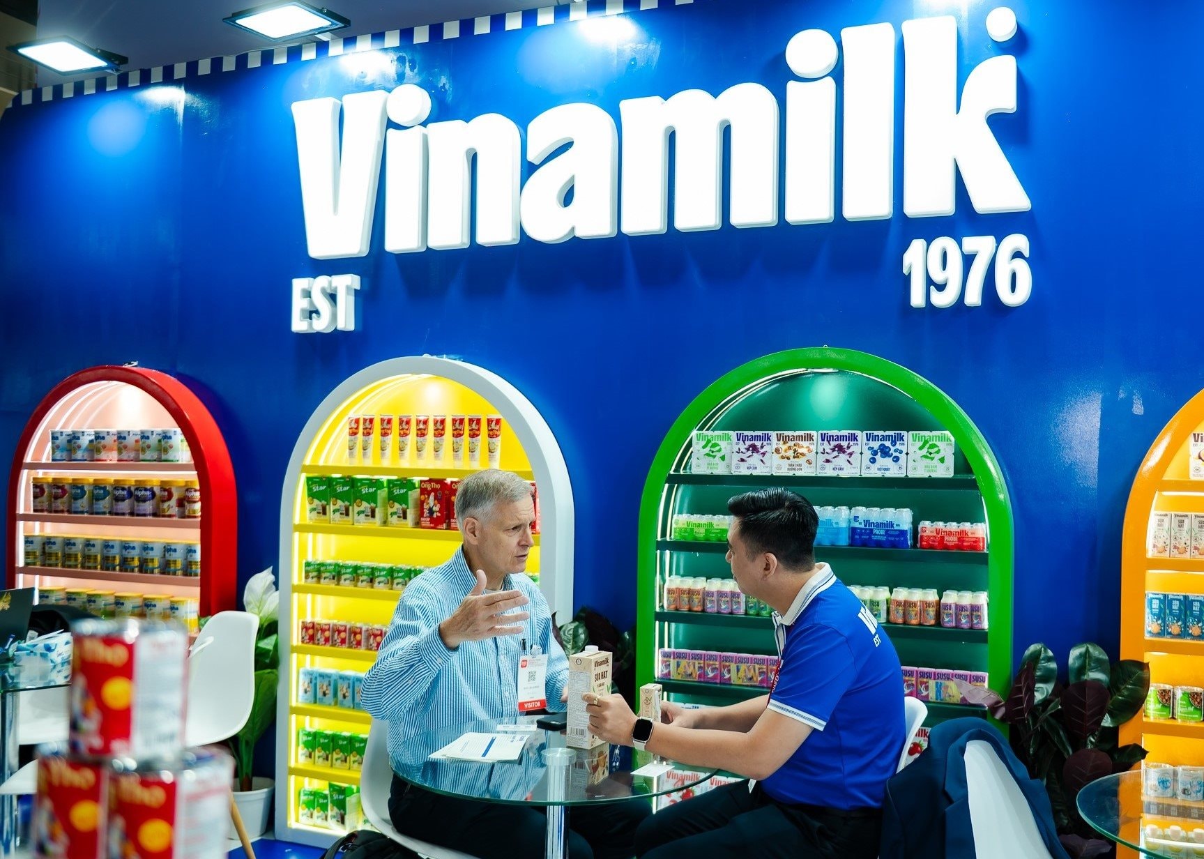 Vinamilk 20 năm miệt mài tham gia hội chợ F&B lớn nhất châu Á: Từ hãng sữa "vô danh" đến những hợp đồng "trung thành" hàng thập kỷ- Ảnh 1. Vinamilk 20 năm miệt mài tham gia hội chợ F&B lớn nhất châu Á: Từ hãng sữa "vô danh" đến những hợp đồng "trung thành" hàng thập kỷ- Ảnh 1.