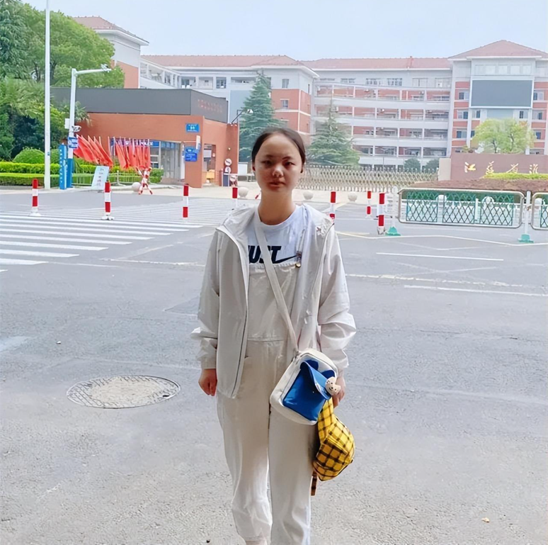Sĩ tử là thủ khoa của tỉnh bị hàng loạt trường đại học danh tiếng từ chối bởi lý do khó ngờ: Bài học lớn cho phụ huynh khi hướng nghiệp cho con!- Ảnh 1. Sĩ tử là thủ khoa của tỉnh bị hàng loạt trường đại học danh tiếng từ chối bởi lý do khó ngờ: Bài học lớn cho phụ huynh khi hướng nghiệp cho con!- Ảnh 1.
