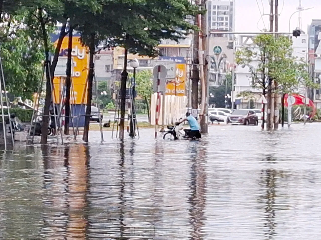 Thành phố Bắc Giang chìm trong 'biển nước'- Ảnh 3. Thành phố Bắc Giang chìm trong 'biển nước'- Ảnh 3.