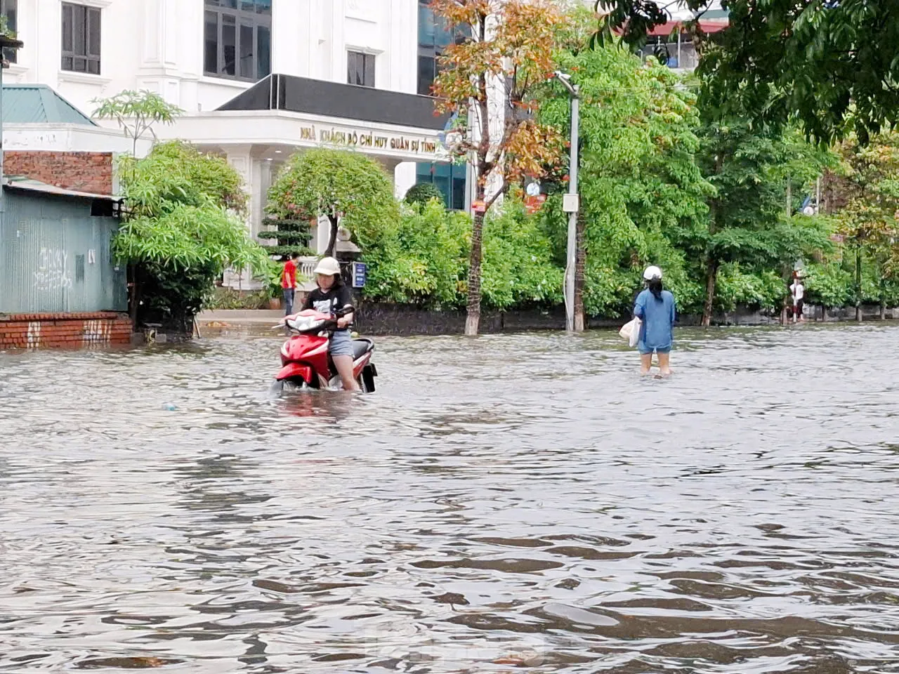 Thành phố Bắc Giang chìm trong 'biển nước'- Ảnh 4. Thành phố Bắc Giang chìm trong 'biển nước'- Ảnh 4.