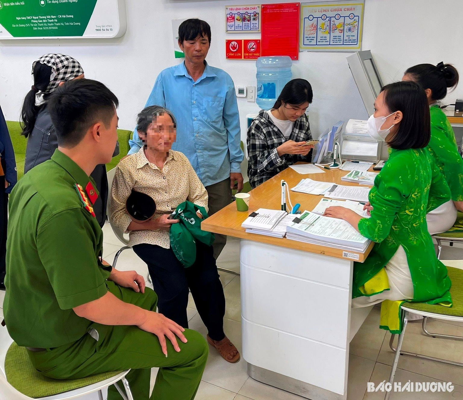 Cụ bà đến ngân hàng Vietcombank nhờ chuyển khoản 150 triệu đồng: Nhân viên nhìn 1 dấu hiệu, lập tức báo công an- Ảnh 1. Cụ bà đến ngân hàng Vietcombank nhờ chuyển khoản 150 triệu đồng: Nhân viên nhìn 1 dấu hiệu, lập tức báo công an- Ảnh 1.