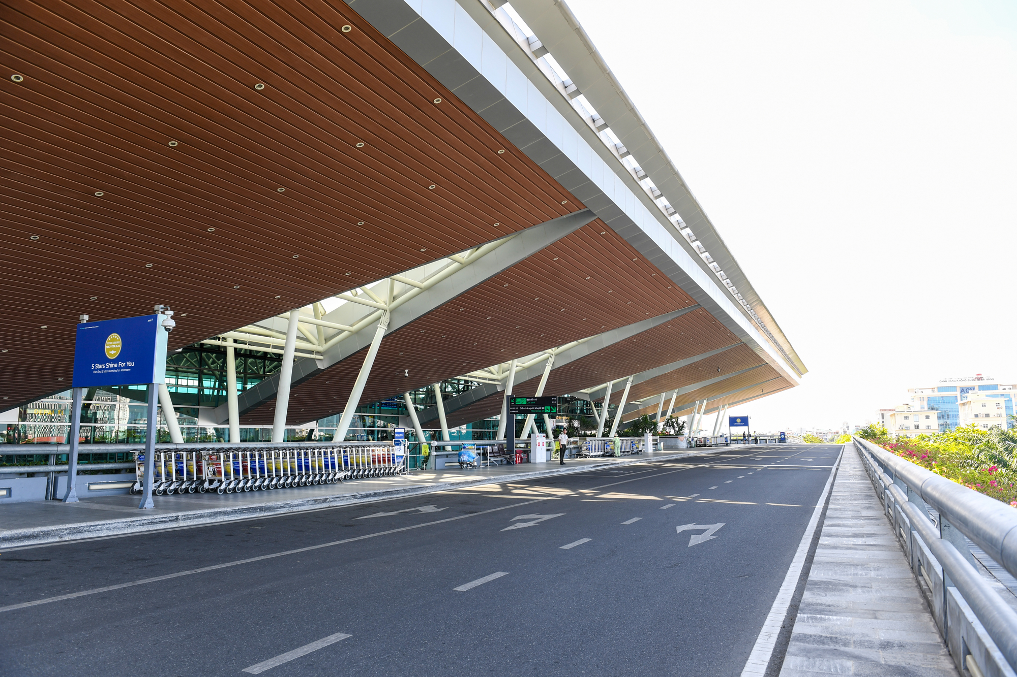 Sân bay Quốc tế Đà Nẵng - "phễu" đón khách du lịch quốc tế: Thủ tục check-in chỉ trong 2 phút, kiểm soát xuất nhập cảnh tự động...- Ảnh 4. Sân bay Quốc tế Đà Nẵng - "phễu" đón khách du lịch quốc tế: Thủ tục check-in chỉ trong 2 phút, kiểm soát xuất nhập cảnh tự động...- Ảnh 4.
