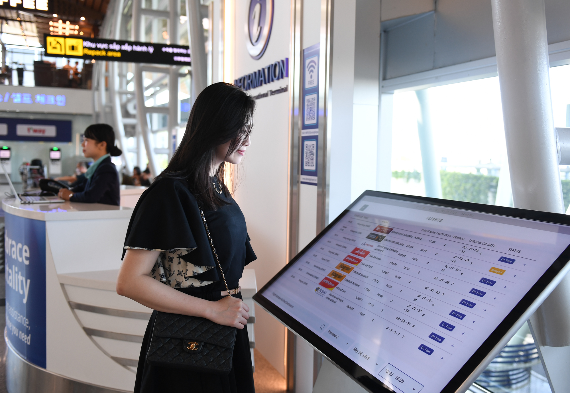 Sân bay Quốc tế Đà Nẵng - "phễu" đón khách du lịch quốc tế: Thủ tục check-in chỉ trong 2 phút, kiểm soát xuất nhập cảnh tự động...- Ảnh 6. Sân bay Quốc tế Đà Nẵng - "phễu" đón khách du lịch quốc tế: Thủ tục check-in chỉ trong 2 phút, kiểm soát xuất nhập cảnh tự động...- Ảnh 6.
