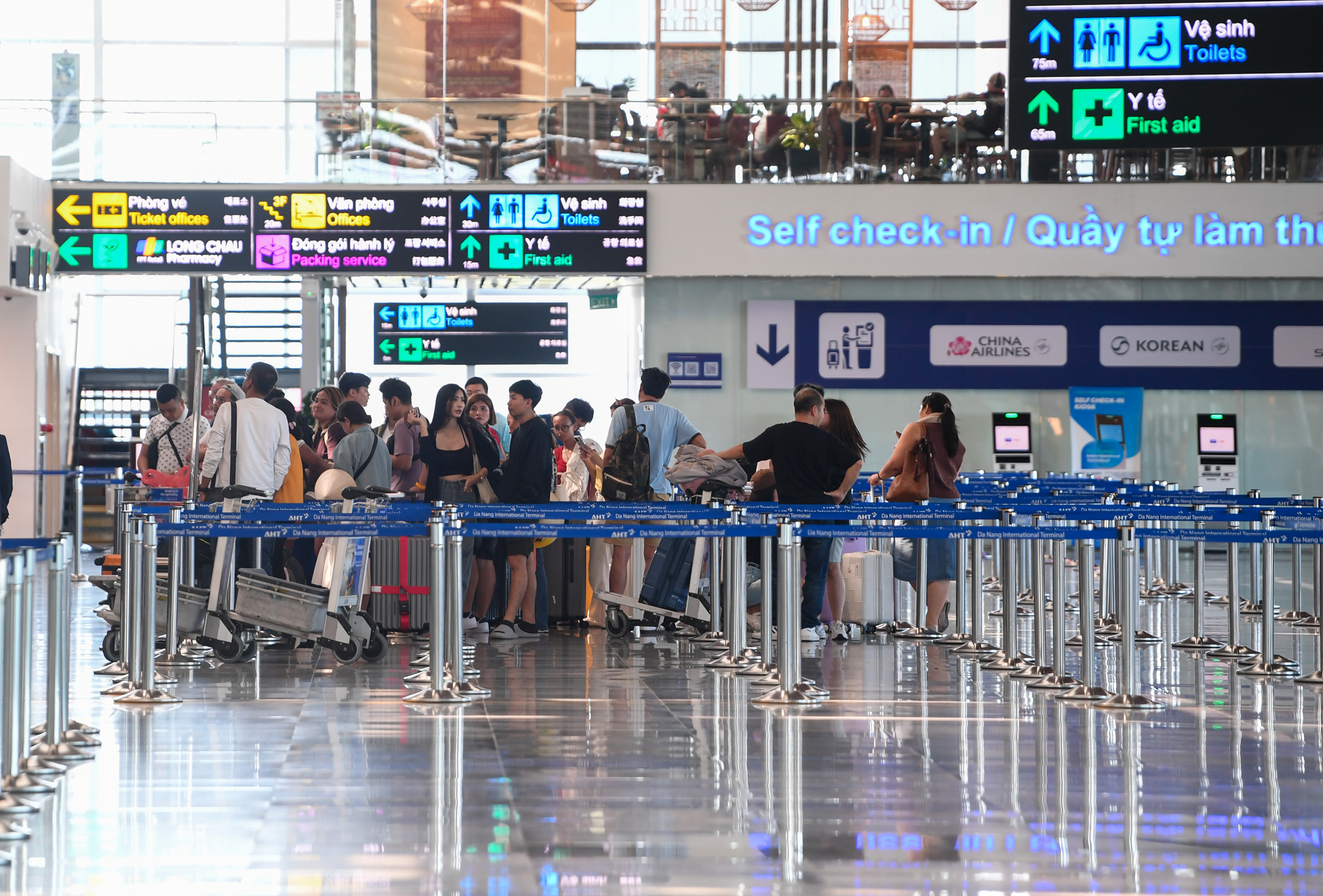 Sân bay Quốc tế Đà Nẵng - "phễu" đón khách du lịch quốc tế: Thủ tục check-in chỉ trong 2 phút, kiểm soát xuất nhập cảnh tự động...- Ảnh 9. Sân bay Quốc tế Đà Nẵng - "phễu" đón khách du lịch quốc tế: Thủ tục check-in chỉ trong 2 phút, kiểm soát xuất nhập cảnh tự động...- Ảnh 9.
