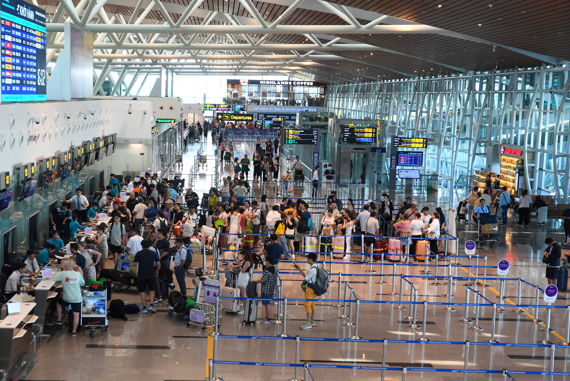 Sân bay Quốc tế Đà Nẵng - "phễu" đón khách du lịch quốc tế: Thủ tục check-in chỉ trong 2 phút, kiểm soát xuất nhập cảnh tự động...- Ảnh 2. Sân bay Quốc tế Đà Nẵng - "phễu" đón khách du lịch quốc tế: Thủ tục check-in chỉ trong 2 phút, kiểm soát xuất nhập cảnh tự động...- Ảnh 2.