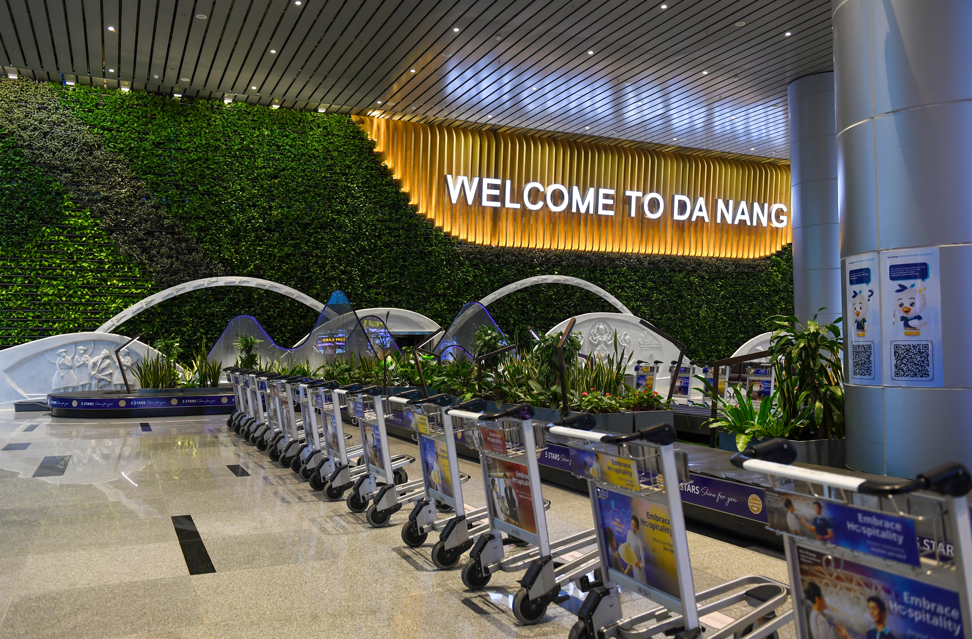 Sân bay Quốc tế Đà Nẵng - "phễu" đón khách du lịch quốc tế: Thủ tục check-in chỉ trong 2 phút, kiểm soát xuất nhập cảnh tự động...- Ảnh 8. Sân bay Quốc tế Đà Nẵng - "phễu" đón khách du lịch quốc tế: Thủ tục check-in chỉ trong 2 phút, kiểm soát xuất nhập cảnh tự động...- Ảnh 8.