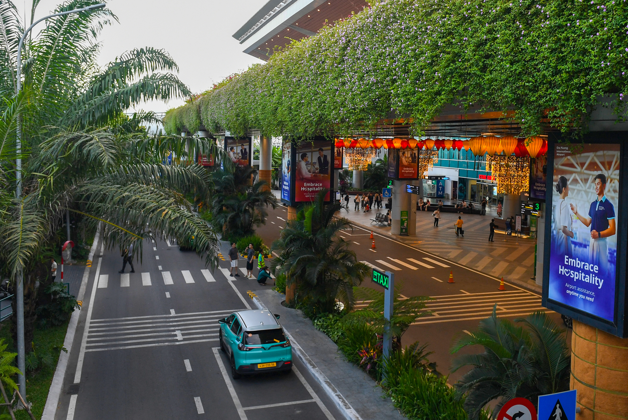 Sân bay Quốc tế Đà Nẵng - "phễu" đón khách du lịch quốc tế: Thủ tục check-in chỉ trong 2 phút, kiểm soát xuất nhập cảnh tự động...- Ảnh 11. Sân bay Quốc tế Đà Nẵng - "phễu" đón khách du lịch quốc tế: Thủ tục check-in chỉ trong 2 phút, kiểm soát xuất nhập cảnh tự động...- Ảnh 11.