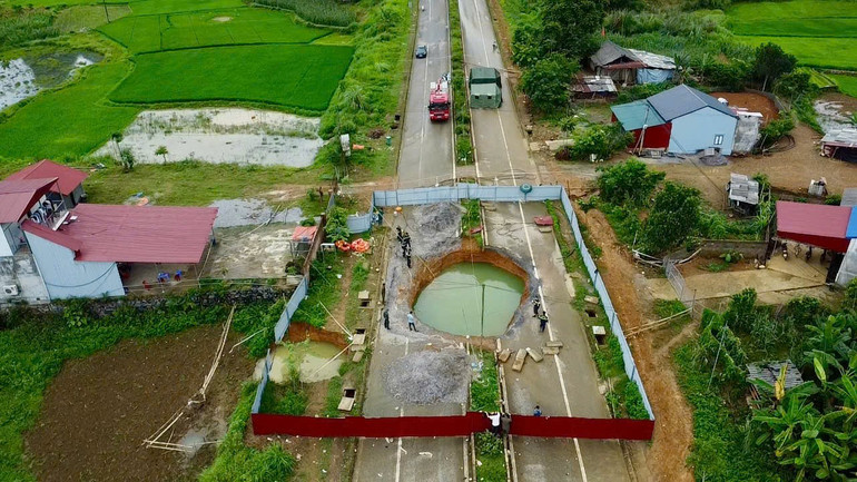 Vụ "hố tử thần" nuốt chửng người ở Bắc Kạn: Từng đổ 200m³ đá hộc nhưng đều biến mất sau một đêm, không thể xác định đáy hố sâu bao nhiêu- Ảnh 3. Vụ "hố tử thần" nuốt chửng người ở Bắc Kạn: Từng đổ 200m³ đá hộc nhưng đều biến mất sau một đêm, không thể xác định đáy hố sâu bao nhiêu- Ảnh 3.