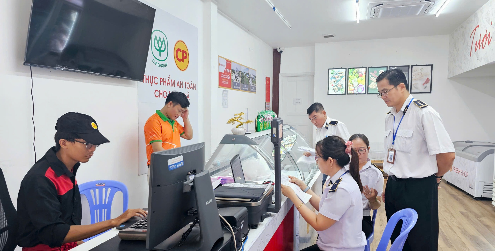 Bình Dương kiểm tra đột xuất các cửa hàng của Công ty C.P. Việt Nam- Ảnh 3.