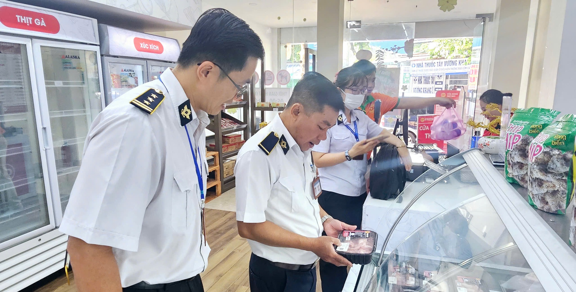 Bình Dương kiểm tra đột xuất các cửa hàng của Công ty C.P. Việt Nam- Ảnh 1.
