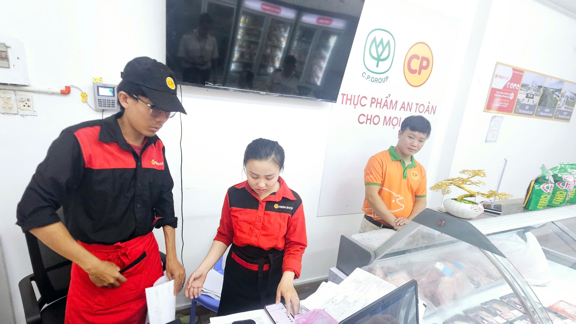 Bình Dương kiểm tra đột xuất các cửa hàng của Công ty C.P. Việt Nam- Ảnh 7.