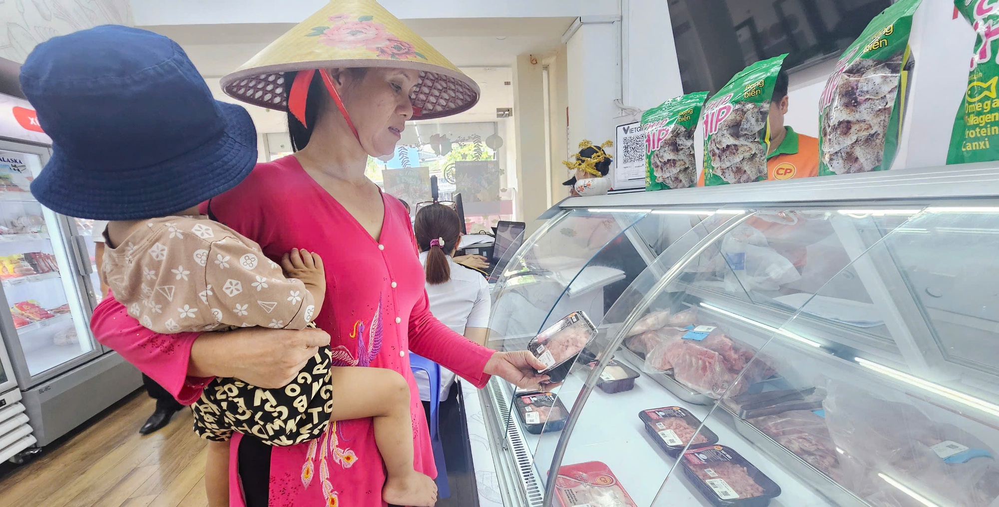 Bình Dương kiểm tra đột xuất các cửa hàng của Công ty C.P. Việt Nam- Ảnh 2.