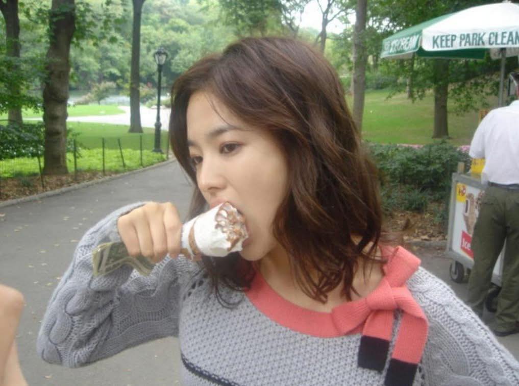 Nhan sắc không camera thường nào “đánh bại” nổi: Song Hye Kyo tuổi đôi mươi đẹp mộc đến nao lòng- Ảnh 9. Nhan sắc không camera thường nào “đánh bại” nổi: Song Hye Kyo tuổi đôi mươi đẹp mộc đến nao lòng- Ảnh 9.