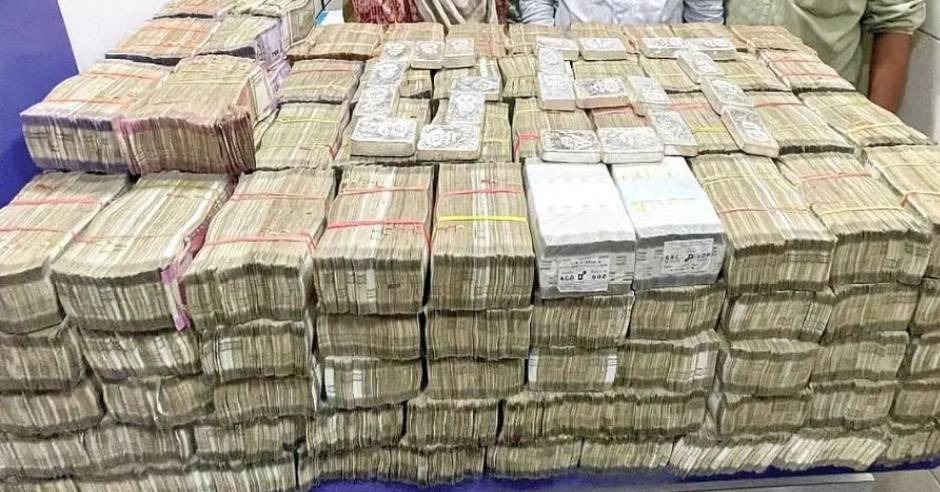 Tịch thu 30 tỷ đồng tiền mặt và 19 kg bạc ốp xung quanh văn phòng của 1 doanh nhân kim hoàn- Ảnh 1. Tịch thu 30 tỷ đồng tiền mặt và 19 kg bạc ốp xung quanh văn phòng của 1 doanh nhân kim hoàn- Ảnh 1.