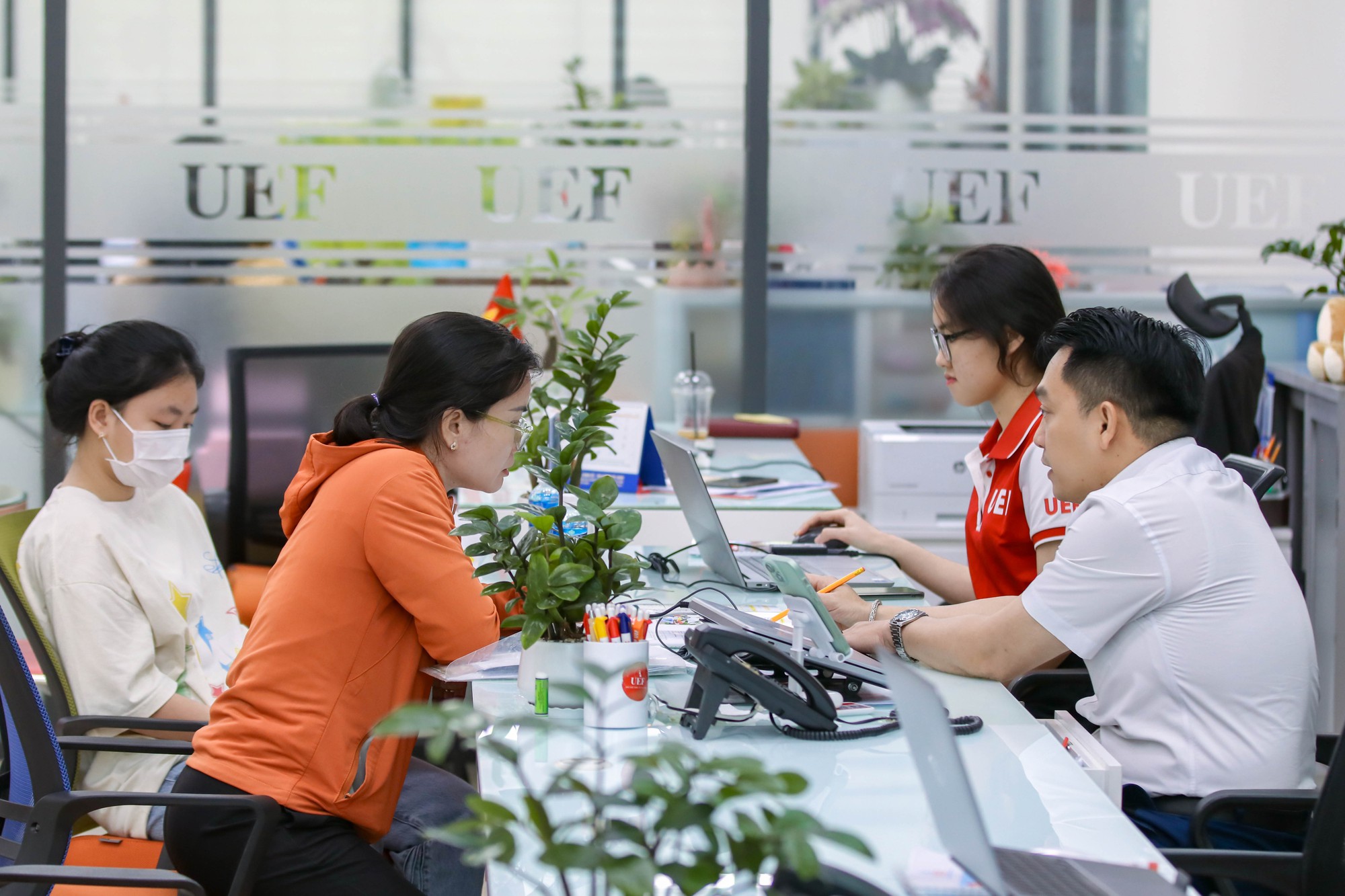 Thí sinh cùng phụ huynh liên tục đến UEF đăng ký học bạ trước thềm thi tốt nghiệp- Ảnh 1. Thí sinh cùng phụ huynh liên tục đến UEF đăng ký học bạ trước thềm thi tốt nghiệp- Ảnh 1.