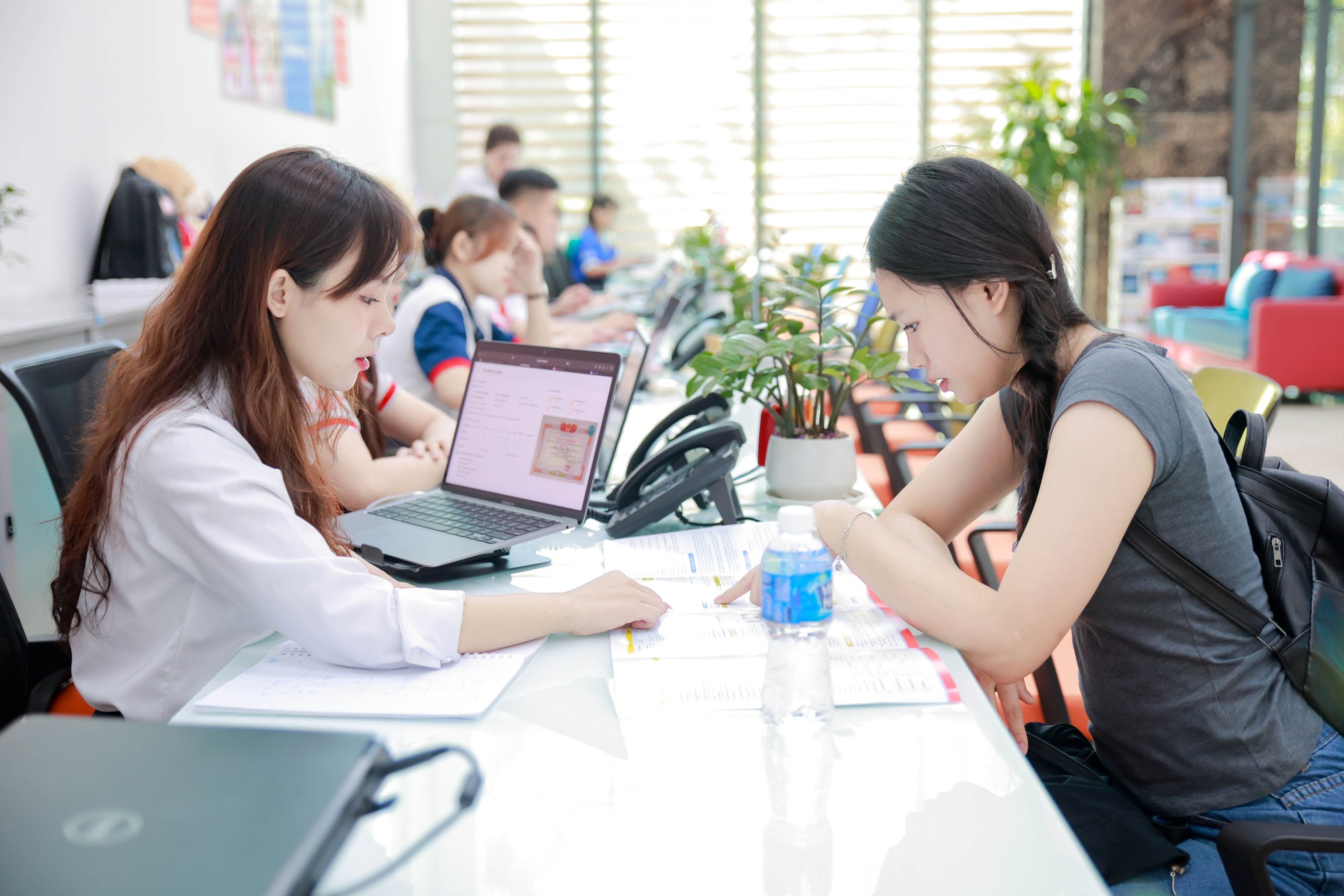 Thí sinh cùng phụ huynh liên tục đến UEF đăng ký học bạ trước thềm thi tốt nghiệp- Ảnh 2. Thí sinh cùng phụ huynh liên tục đến UEF đăng ký học bạ trước thềm thi tốt nghiệp- Ảnh 2.