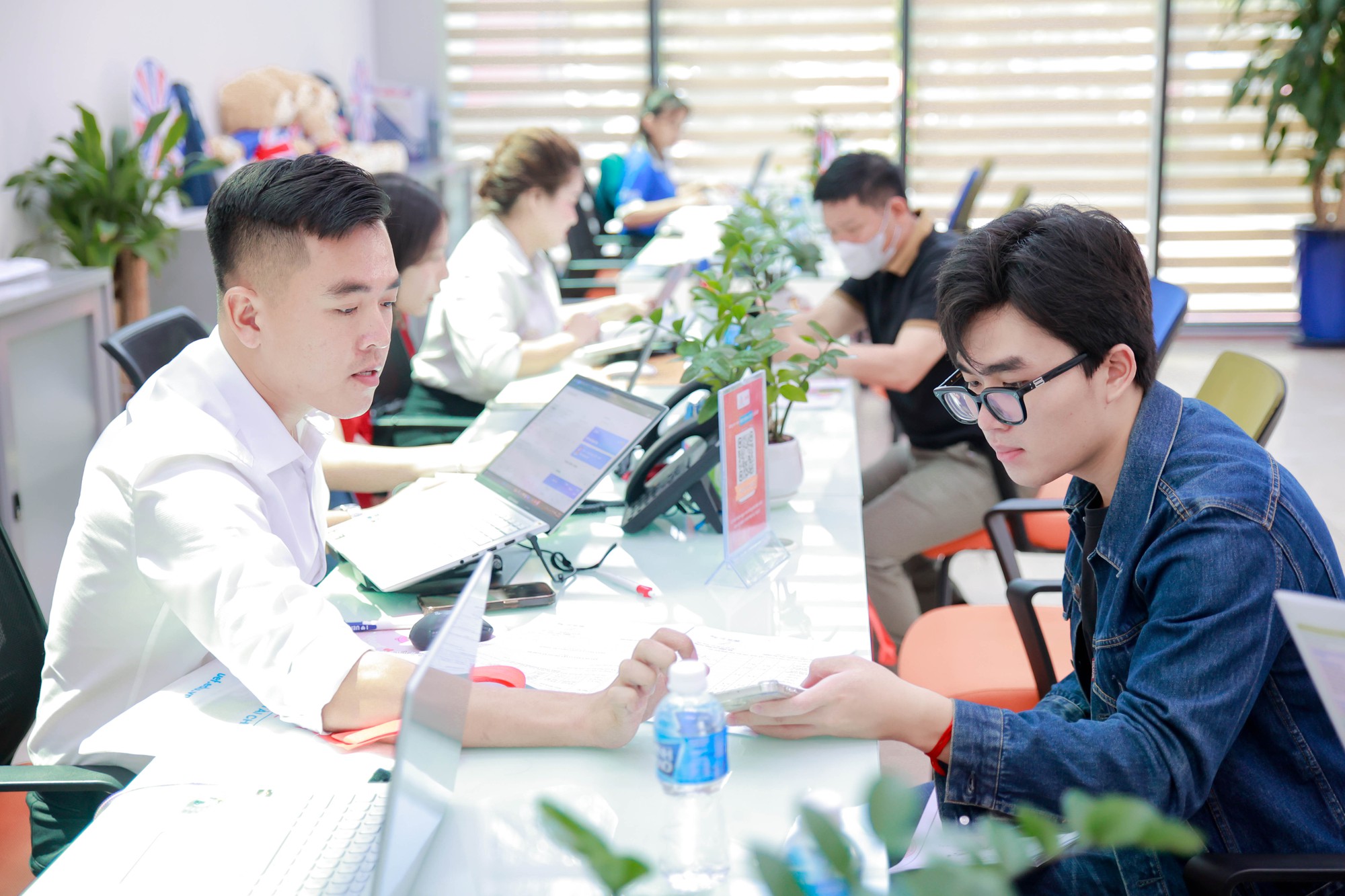 Thí sinh cùng phụ huynh liên tục đến UEF đăng ký học bạ trước thềm thi tốt nghiệp- Ảnh 3. Thí sinh cùng phụ huynh liên tục đến UEF đăng ký học bạ trước thềm thi tốt nghiệp- Ảnh 3.