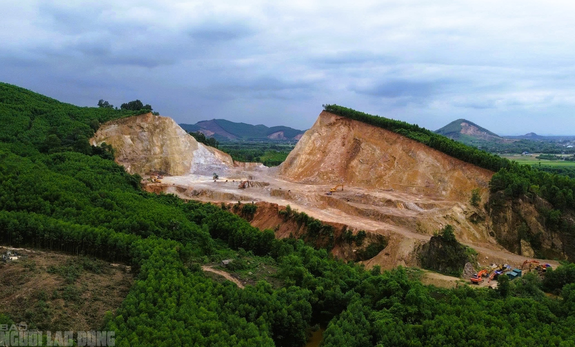 Hiện trạng mỏ đất nơi Tuấn thần "đèn" và đồng phạm khai thác vượt phép đặc biệt lớn thế nào?- Ảnh 6. Hiện trạng mỏ đất nơi Tuấn thần "đèn" và đồng phạm khai thác vượt phép đặc biệt lớn thế nào?- Ảnh 6.