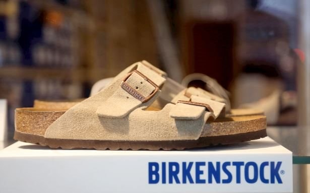 Birkenstock - Chuyện đôi dép 'xấu xí' vươn mình hóa đế chế 10 tỷ USD: Mỗi năm bán 30 triệu sản phẩm, CEO sở hữu 500 đôi vì quá ‘nghiện’- Ảnh 1. Birkenstock - Chuyện đôi dép 'xấu xí' vươn mình hóa đế chế 10 tỷ USD: Mỗi năm bán 30 triệu sản phẩm, CEO sở hữu 500 đôi vì quá ‘nghiện’- Ảnh 1.