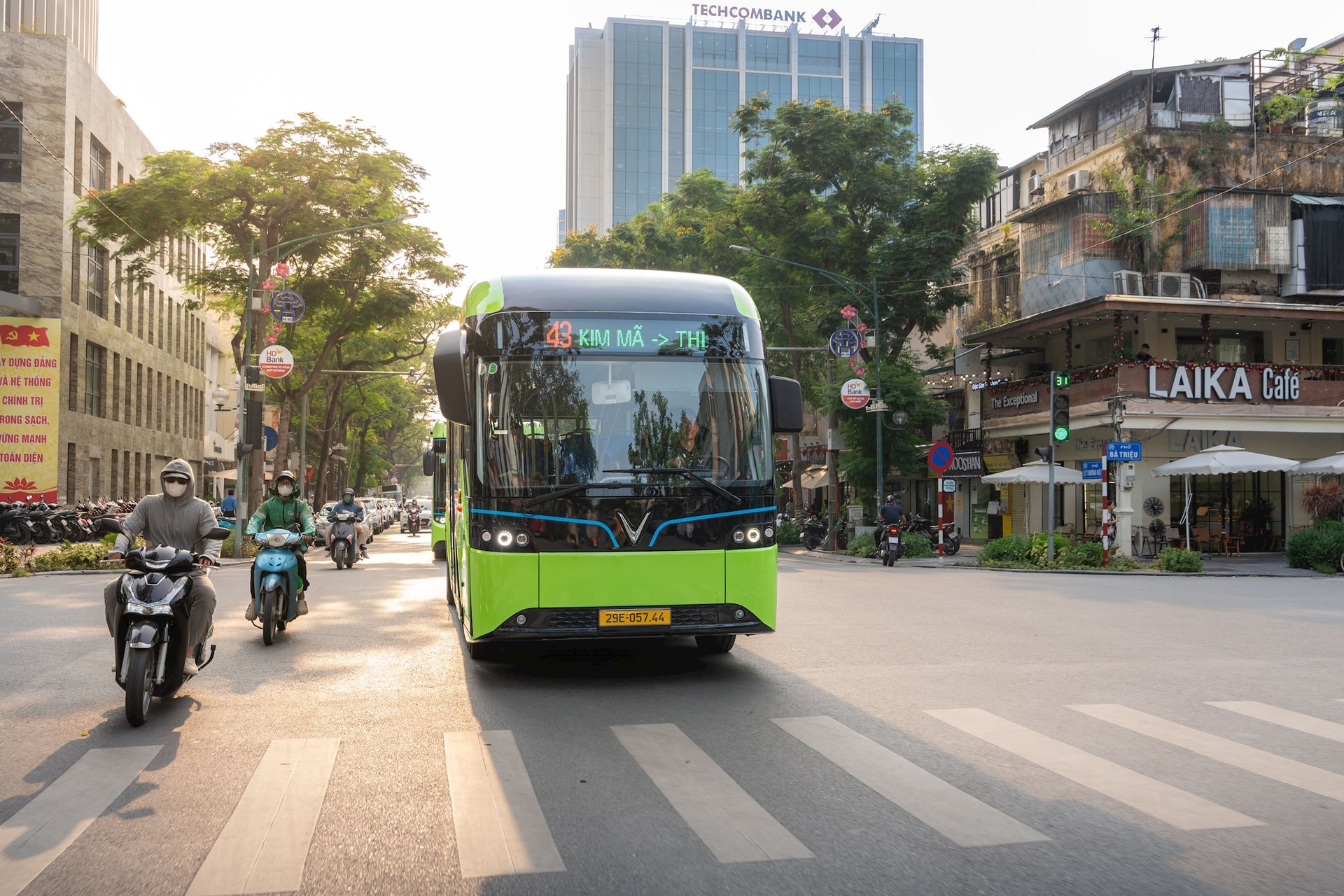 Hà Nội khai trương tuyến xe bus điện mới, công ty của tỷ phú Phạm Nhật Vượng tiến thêm một bước trên hành trình “Vì Thủ đô trong xanh”- Ảnh 2. Hà Nội khai trương tuyến xe bus điện mới, công ty của tỷ phú Phạm Nhật Vượng tiến thêm một bước trên hành trình “Vì Thủ đô trong xanh”- Ảnh 2.