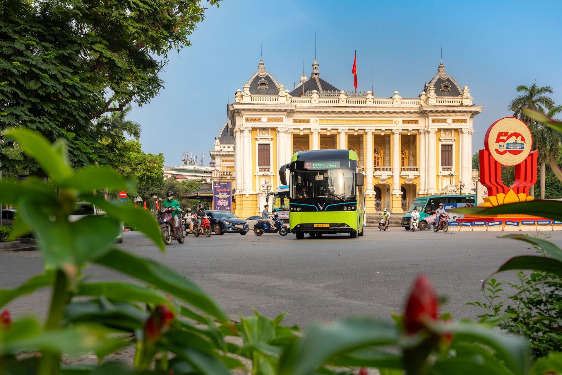 Hà Nội khai trương tuyến xe bus điện mới, công ty của tỷ phú Phạm Nhật Vượng tiến thêm một bước trên hành trình “Vì Thủ đô trong xanh”- Ảnh 4. Hà Nội khai trương tuyến xe bus điện mới, công ty của tỷ phú Phạm Nhật Vượng tiến thêm một bước trên hành trình “Vì Thủ đô trong xanh”- Ảnh 4.