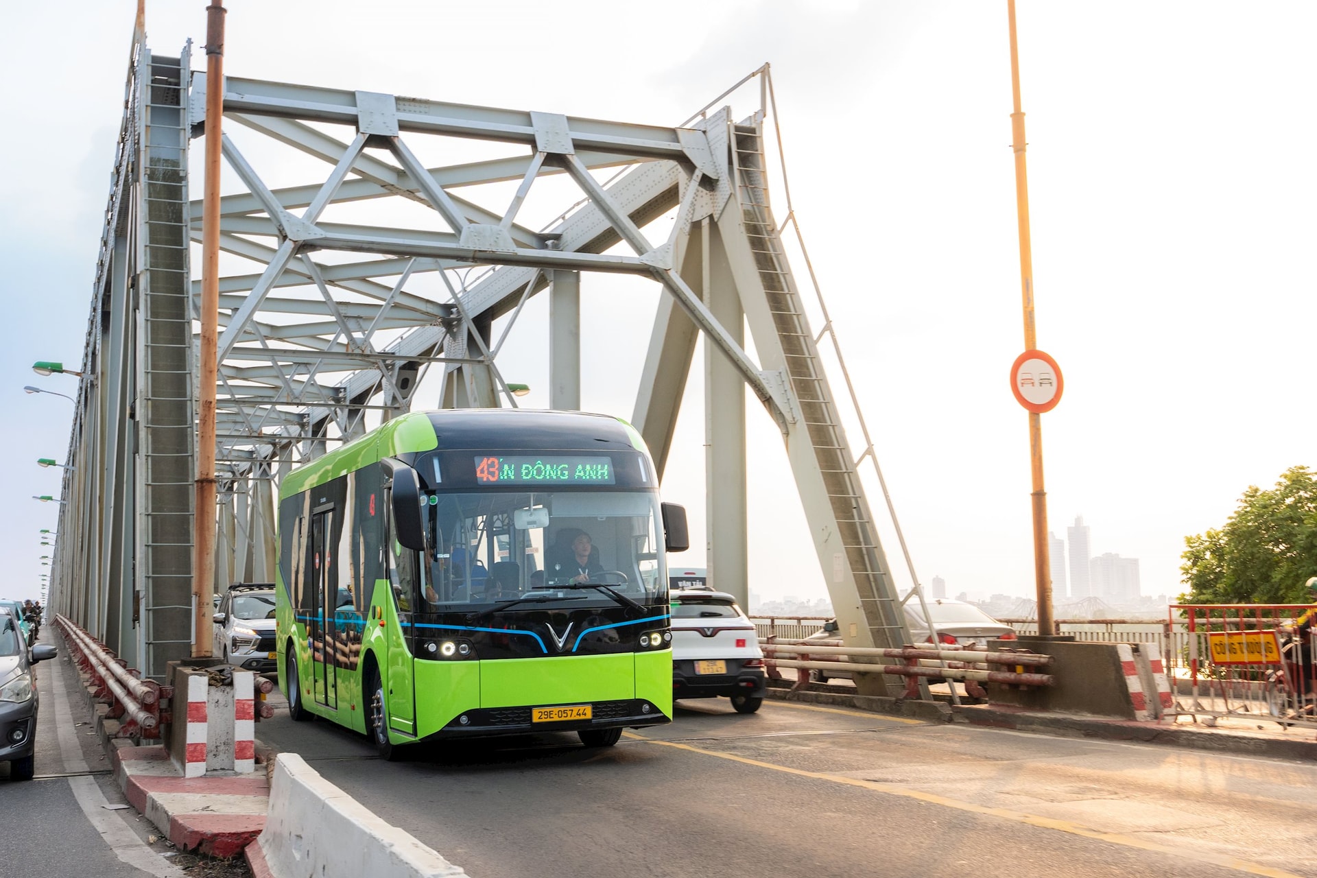 Hà Nội khai trương tuyến xe bus điện mới, công ty của tỷ phú Phạm Nhật Vượng tiến thêm một bước trên hành trình “Vì Thủ đô trong xanh”- Ảnh 1. Hà Nội khai trương tuyến xe bus điện mới, công ty của tỷ phú Phạm Nhật Vượng tiến thêm một bước trên hành trình “Vì Thủ đô trong xanh”- Ảnh 1.