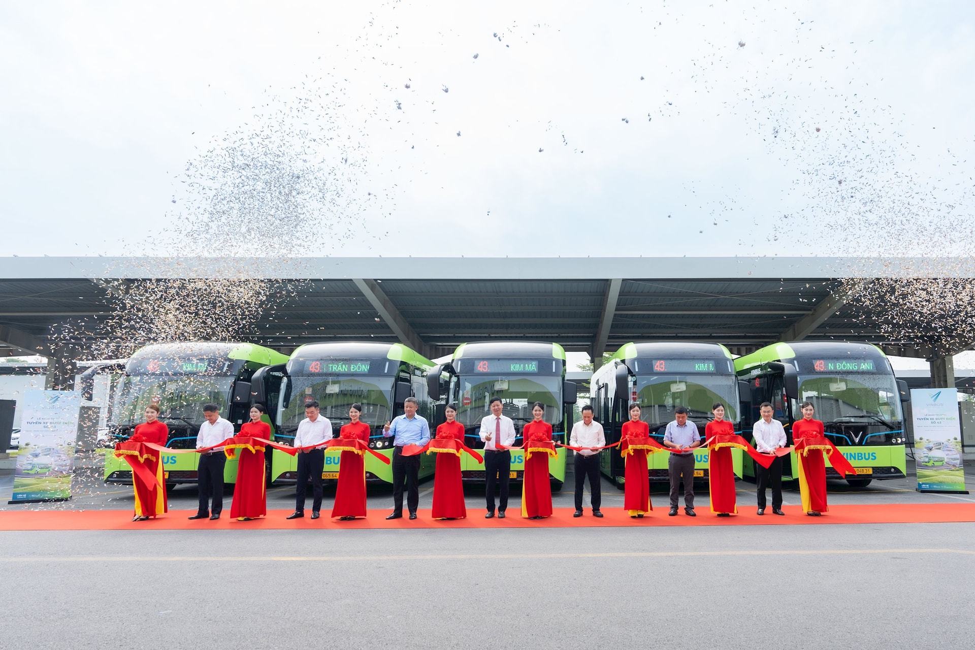 Hà Nội khai trương tuyến xe bus điện mới, công ty của tỷ phú Phạm Nhật Vượng tiến thêm một bước trên hành trình “Vì Thủ đô trong xanh”- Ảnh 3. Hà Nội khai trương tuyến xe bus điện mới, công ty của tỷ phú Phạm Nhật Vượng tiến thêm một bước trên hành trình “Vì Thủ đô trong xanh”- Ảnh 3.