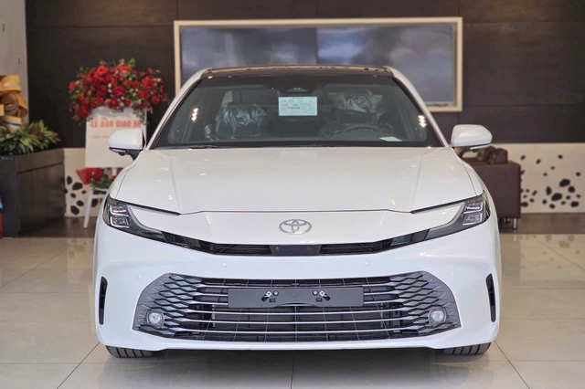Toyota Camry giảm giá 100 triệu đồng tại đại lý: Bản 'base' còn hơn 1,1 tỷ, vẫn đắt hơn 200 triệu so với Mazda6 bản 'full'- Ảnh 1. Toyota Camry giảm giá 100 triệu đồng tại đại lý: Bản 'base' còn hơn 1,1 tỷ, vẫn đắt hơn 200 triệu so với Mazda6 bản 'full'- Ảnh 1.