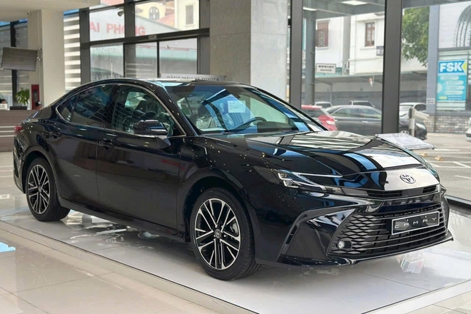 Toyota Camry giảm giá 100 triệu đồng tại đại lý: Bản 'base' còn hơn 1,1 tỷ, vẫn đắt hơn 200 triệu so với Mazda6 bản 'full'- Ảnh 3. Toyota Camry giảm giá 100 triệu đồng tại đại lý: Bản 'base' còn hơn 1,1 tỷ, vẫn đắt hơn 200 triệu so với Mazda6 bản 'full'- Ảnh 3.