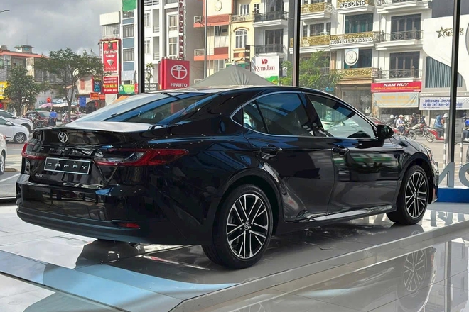 Toyota Camry giảm giá 100 triệu đồng tại đại lý: Bản 'base' còn hơn 1,1 tỷ, vẫn đắt hơn 200 triệu so với Mazda6 bản 'full'- Ảnh 4. Toyota Camry giảm giá 100 triệu đồng tại đại lý: Bản 'base' còn hơn 1,1 tỷ, vẫn đắt hơn 200 triệu so với Mazda6 bản 'full'- Ảnh 4.