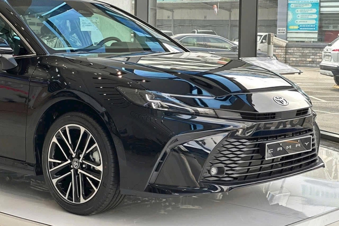 Toyota Camry giảm giá 100 triệu đồng tại đại lý: Bản 'base' còn hơn 1,1 tỷ, vẫn đắt hơn 200 triệu so với Mazda6 bản 'full'- Ảnh 5. Toyota Camry giảm giá 100 triệu đồng tại đại lý: Bản 'base' còn hơn 1,1 tỷ, vẫn đắt hơn 200 triệu so với Mazda6 bản 'full'- Ảnh 5.