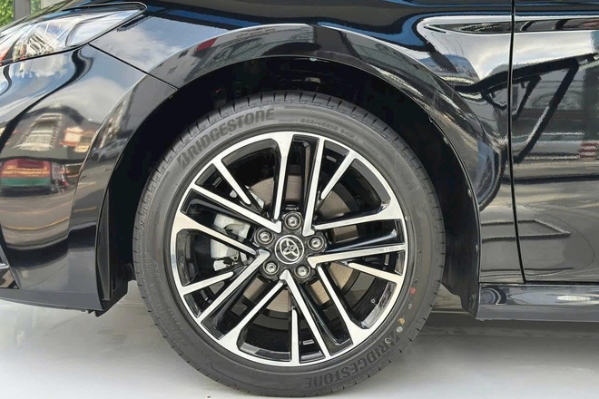 Toyota Camry giảm giá 100 triệu đồng tại đại lý: Bản 'base' còn hơn 1,1 tỷ, vẫn đắt hơn 200 triệu so với Mazda6 bản 'full'- Ảnh 6. Toyota Camry giảm giá 100 triệu đồng tại đại lý: Bản 'base' còn hơn 1,1 tỷ, vẫn đắt hơn 200 triệu so với Mazda6 bản 'full'- Ảnh 6.