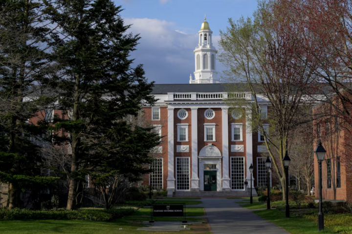 Ông Trump ký sắc lệnh hạn chế cấp visa du học trường Harvard- Ảnh 1. Ông Trump ký sắc lệnh hạn chế cấp visa du học trường Harvard- Ảnh 1.