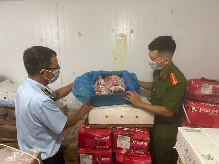 "Đột kích" kho hàng đông lạnh của Công ty Thịnh Phát Food- Ảnh 2. "Đột kích" kho hàng đông lạnh của Công ty Thịnh Phát Food- Ảnh 2.