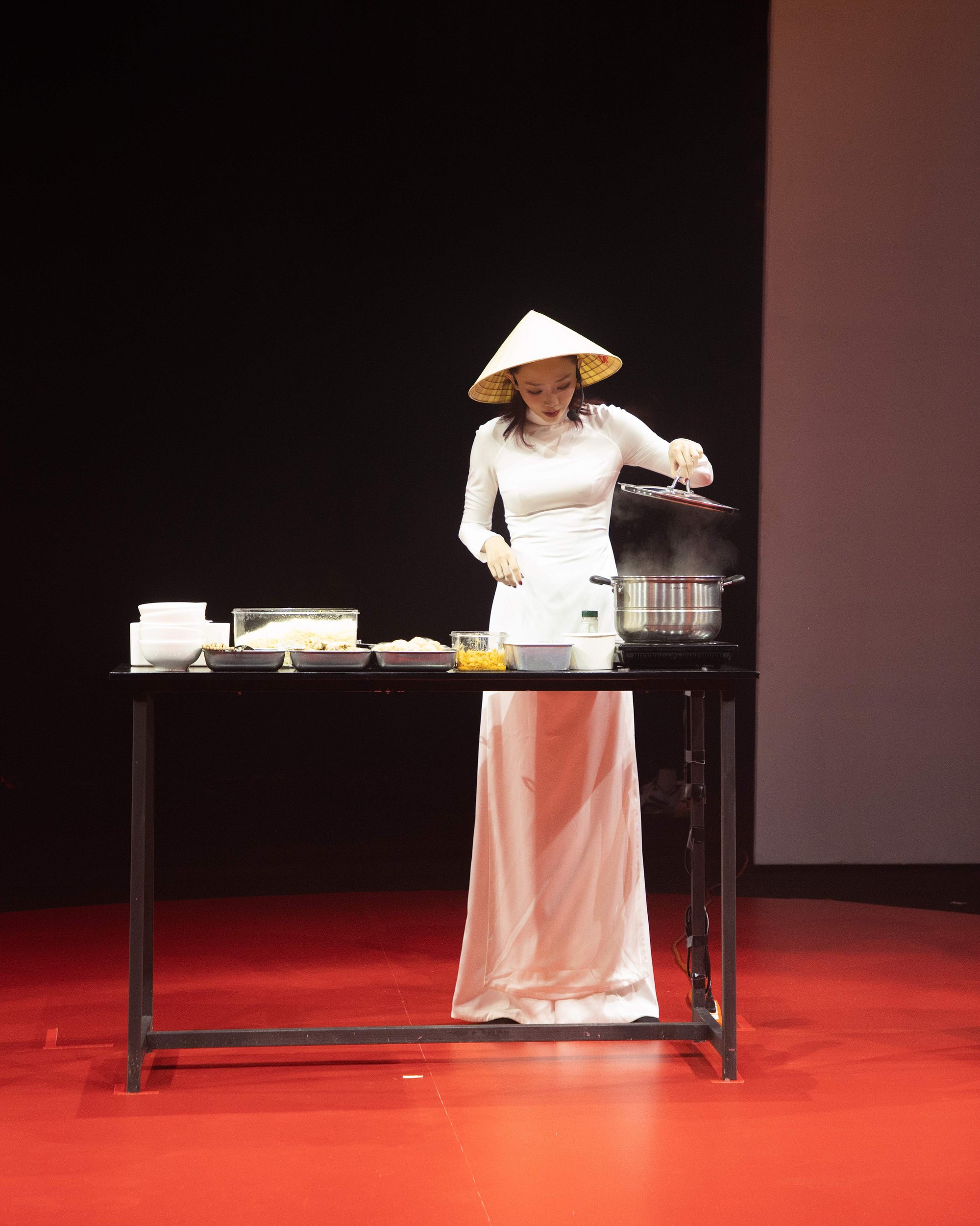 Duy Khánh hỏi 1 câu, Tóc Tiên đang nấu bánh canh cho fan liền buông muỗng, vùng vằng bỏ đi- Ảnh 4. Duy Khánh hỏi 1 câu, Tóc Tiên đang nấu bánh canh cho fan liền buông muỗng, vùng vằng bỏ đi- Ảnh 4.