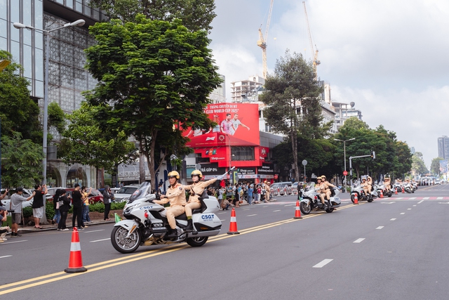 Nghẹt thở xem cảnh sát diễn tập chống khủng bố, bảo vệ yếu nhân tại trung tâm TP HCM- Ảnh 5. Nghẹt thở xem cảnh sát diễn tập chống khủng bố, bảo vệ yếu nhân tại trung tâm TP HCM- Ảnh 5.