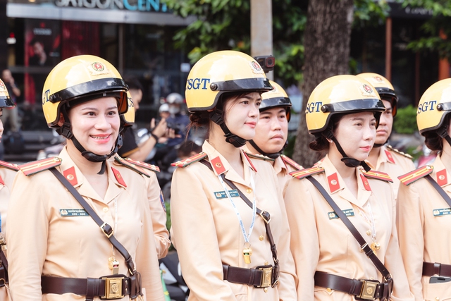 Nghẹt thở xem cảnh sát diễn tập chống khủng bố, bảo vệ yếu nhân tại trung tâm TP HCM- Ảnh 1. Nghẹt thở xem cảnh sát diễn tập chống khủng bố, bảo vệ yếu nhân tại trung tâm TP HCM- Ảnh 1.