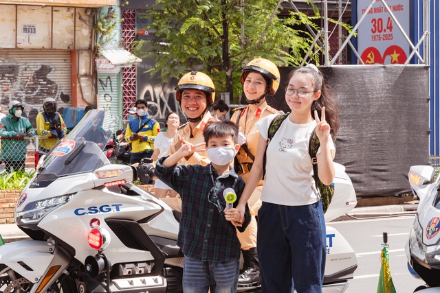 Nghẹt thở xem cảnh sát diễn tập chống khủng bố, bảo vệ yếu nhân tại trung tâm TP HCM- Ảnh 15. Nghẹt thở xem cảnh sát diễn tập chống khủng bố, bảo vệ yếu nhân tại trung tâm TP HCM- Ảnh 15.