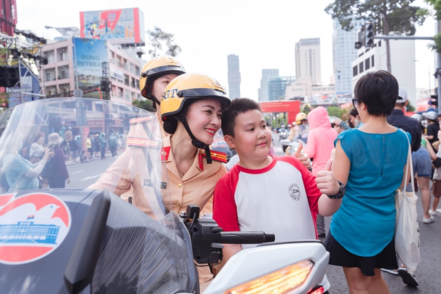 Nghẹt thở xem cảnh sát diễn tập chống khủng bố, bảo vệ yếu nhân tại trung tâm TP HCM- Ảnh 14. Nghẹt thở xem cảnh sát diễn tập chống khủng bố, bảo vệ yếu nhân tại trung tâm TP HCM- Ảnh 14.